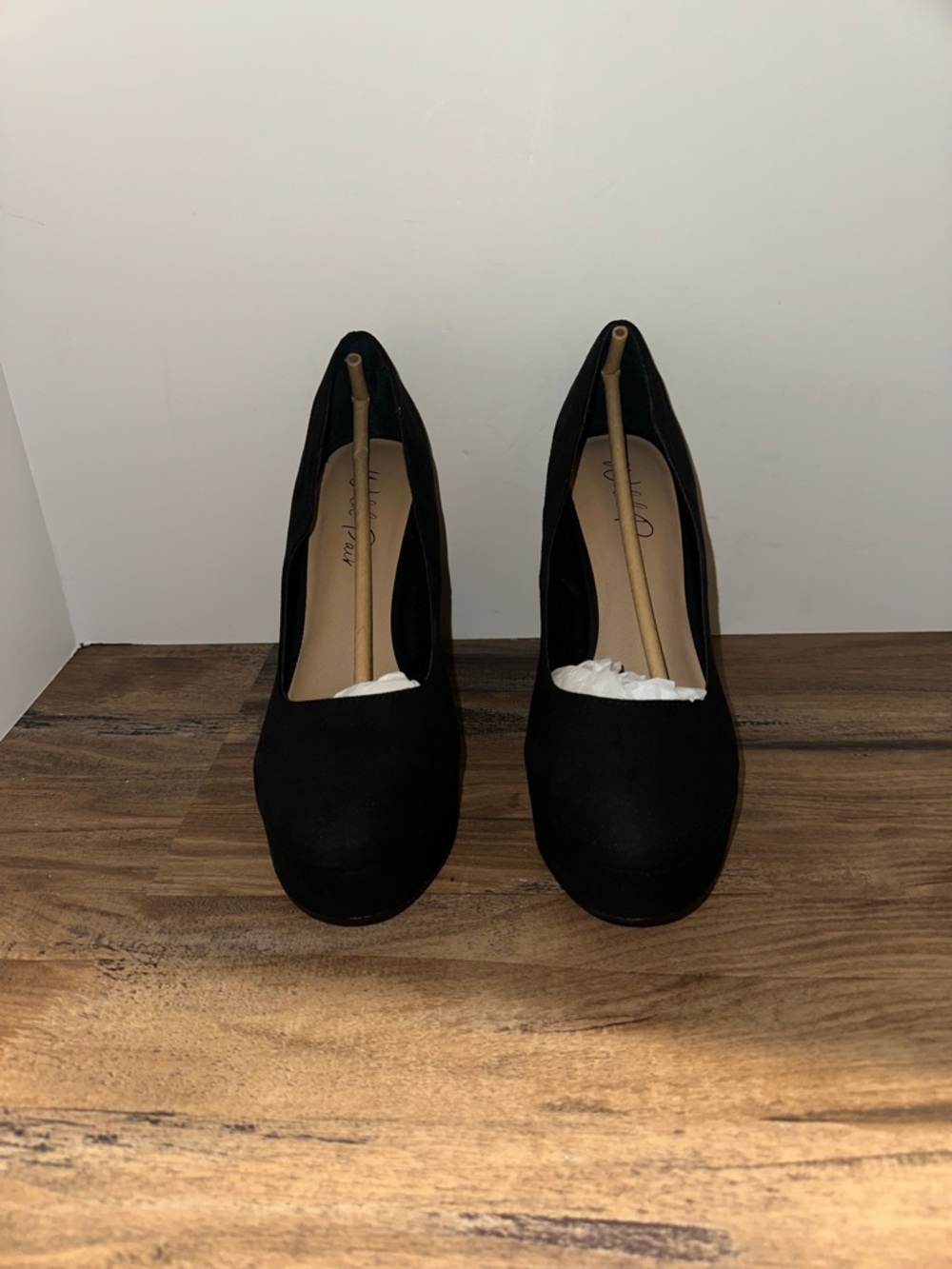 Wild Pair celeighnf Black Round-Toe Suede Heels